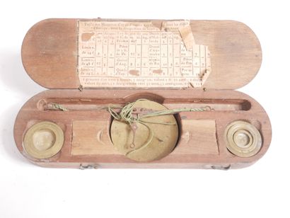 Ensemble de deux trébuchets en bois et laiton,...