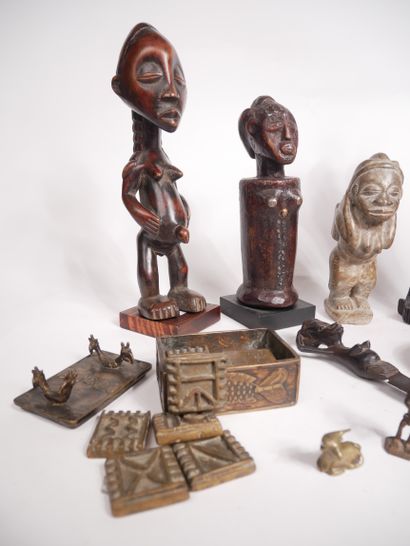 Lot de sculptures africaines en bois patiné...