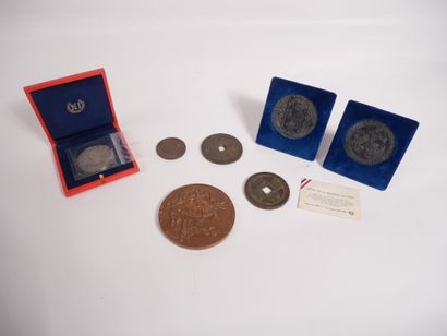 Lot comprenant :


-	Une médaille en bronze...