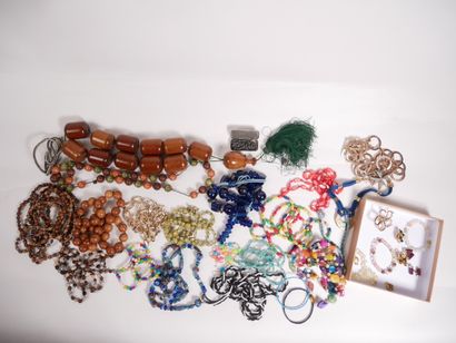 Lot de bijoux fantaisies et de bijoux et...