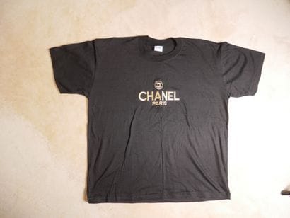 NON VENU
CHANEL Boutique : 


T-shirt en...