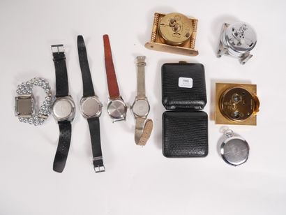 Lot :


- Quatre réveils de voyage dont un...