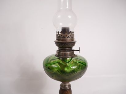 Lampe à pétrole en régule et verre teinté...