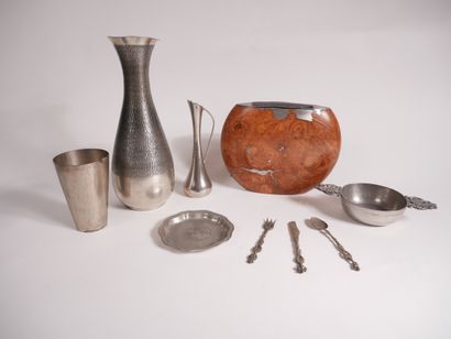 Lot en étain comprenant :


-	1 vase balustre...