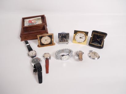 Lot :


- Quatre réveils de voyage dont un...