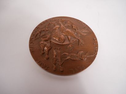 Lot comprenant :


-	Une médaille en bronze...