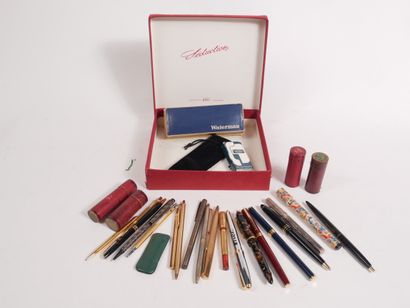 Lot de stylos, stylos plumes dont un signé...