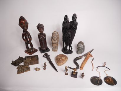 Lot de sculptures africaines en bois patiné...