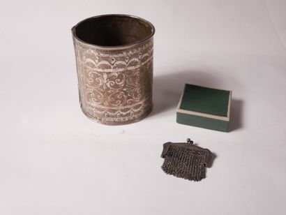 Lot en argent 800°/°° :


- Bracelet à décor...