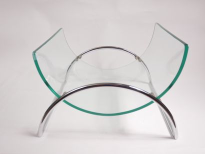 Porte bûche en verre et métal chromé.


Travail...