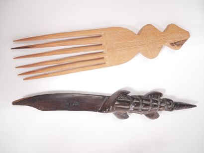 Lot comprenant :


-	Deux statuettes en bois.


-	Un...