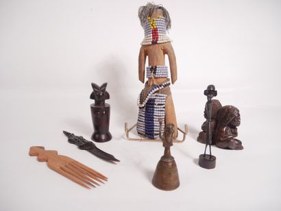 Lot comprenant :


-	Deux statuettes en bois.


-	Un...