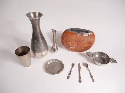 Lot en étain comprenant :


-	1 vase balustre...