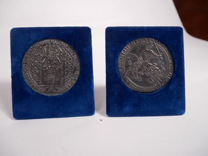 Lot comprenant :


-	Une médaille en bronze...