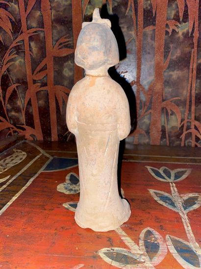 CHINE 


Dame de Cour en terre cuite.


H...