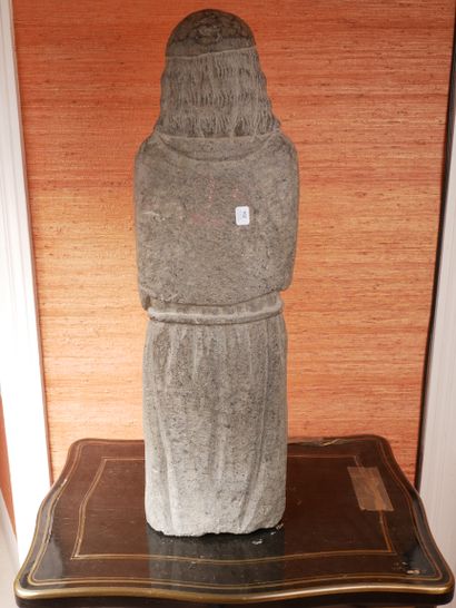 Sculpture en granit représentant un Saint...