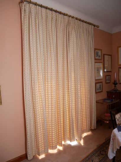 Trois paires de rideaux en tissu à décor...