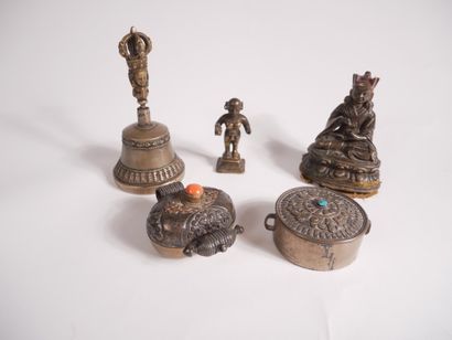 TIBET 


Lot comprenant : 


-	2 boites en...