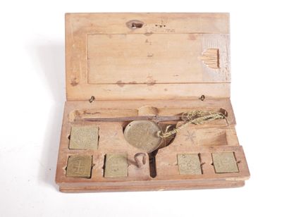 Ensemble de deux trébuchets en bois et laiton,...