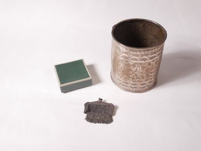 Lot en argent 800°/°° :


- Bracelet à décor...