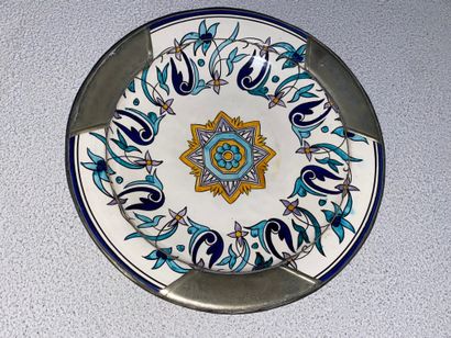 Lot comprenant :


-	1 plat berbère en céramique...