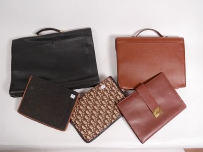Ensemble comprenant : 


-	1 pochette en...
