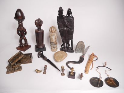Lot de sculptures africaines en bois patiné...