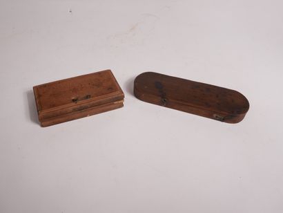Ensemble de deux trébuchets en bois et laiton,...