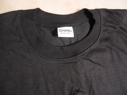 NON VENU
CHANEL Boutique : 


T-shirt en...