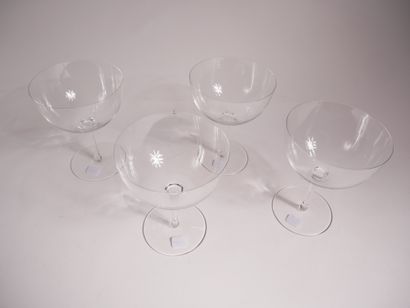 BACCARAT 


Suite de quatre grands verres...