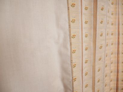 Trois paires de rideaux en tissu à décor...