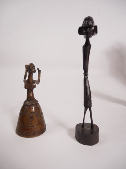 Lot comprenant :


-	Deux statuettes en bois.


-	Un...