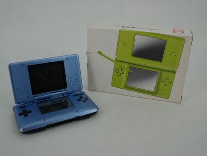 *NINTENDO. DS TM LITE
Green portable games...