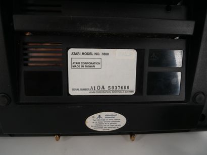 *ATARI. 7800
Game console with joystick
As...