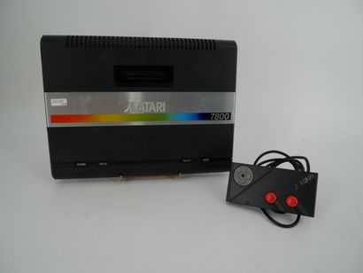 *ATARI. 7800
Game console with joystick
As...