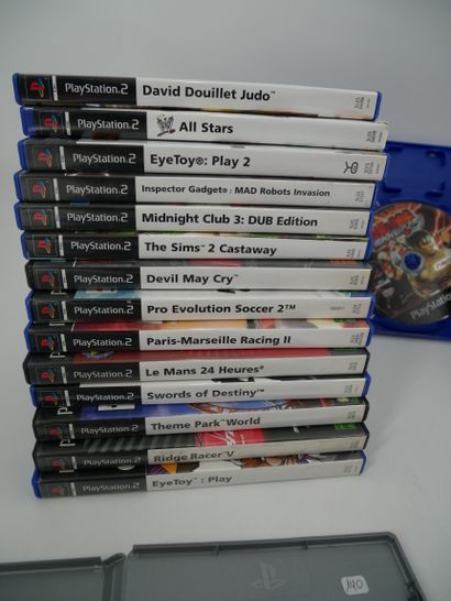 *SONY. PLAYSTATION 2
Lot of thirty-two various...