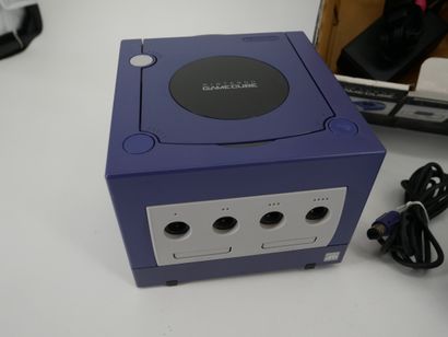 *NINTENDO. GAME CUBE
Blue/purple game console
In...