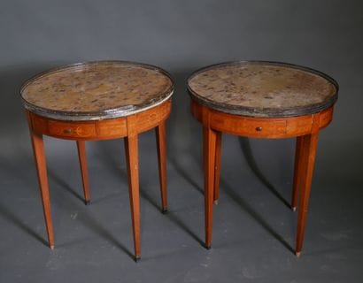 Paire de guéridons circulaires à décor marqueté...