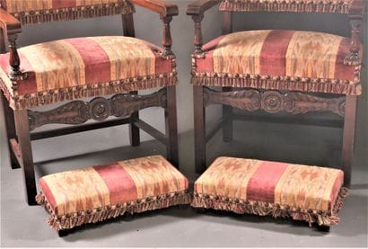 Paire de fauteuils à bras en noyer, les pieds...