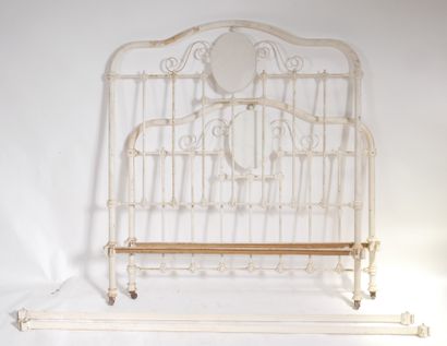 Single bed uprights in white-lacquered forged...