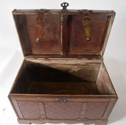 Small travel trunk in wood sheathed in imitation...