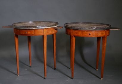 Paire de guéridons circulaires à décor marqueté...