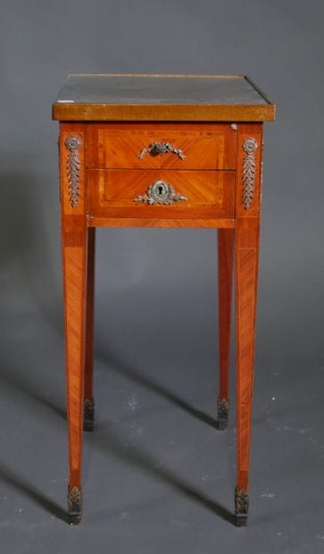 Petite table rectangulaire à décor marqueté...