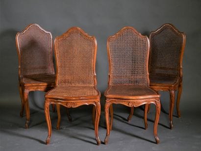 Suite de quatre chaises cannées en hêtre...