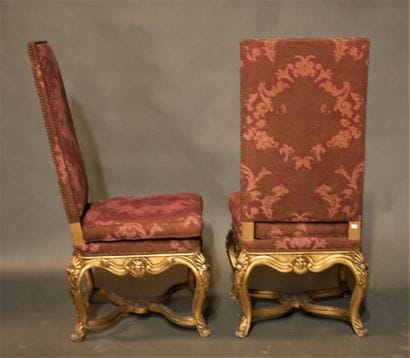 Paire de chaises à haut dossier en bois sculpté...