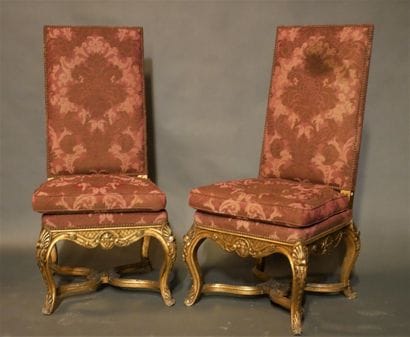 Paire de chaises à haut dossier en bois sculpté...