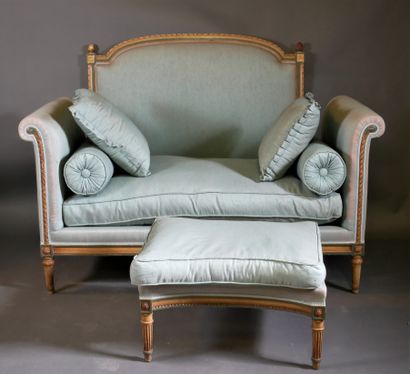 Lot :
- Lit de repos en bois laqué crème...