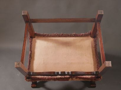 Paire de fauteuils à bras en noyer, les pieds...