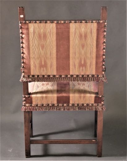 Paire de fauteuils à bras en noyer, les pieds...