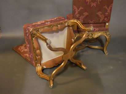 Paire de chaises à haut dossier en bois sculpté...